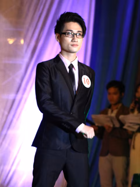Hoàng Nam lịch lãm trong bộ vest