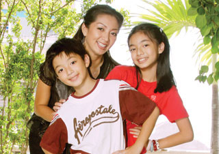 Bất ngờ: Vợ chưởng môn Vịnh Xuân Nam Anh là “nữ hoàng ảnh lịch” 20 năm trước ảnh 4