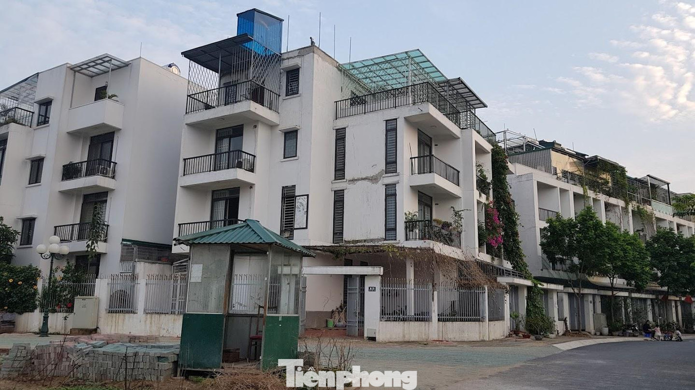 Trong danh sách này có gần chục dự án bất động sản trên địa bàn quận Hoàng Mai, dù chủ đầu tư xây nhà bán nhưng vẫn chây ỳ nộp tiền sử dụng đất, tiền chậm nộp hàng chục tỷ đồng, thậm chí hàng trăm tỷ đồng nên cơ quan chức năng phải chuyển hồ sơ sang công an.