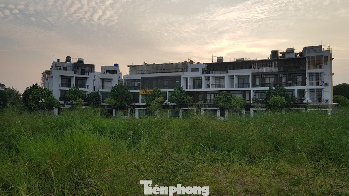 Liên quan đến dự án này, đại diện Công ty Lũng Lô 5 cho hay, dự án đang trong quá trình tính toán lại tiền sử dụng đất theo kết luận của Kiểm toán Nhà nước Khu vực I trước đó (năm 2017 - PV). Cũng theo Công ty Lũng Lô 5, trong khi chờ các cơ quan có thẩm quyền xem xét tính toán lại giá đất theo kiến nghị của Kiểm toán Nhà nước, DN vẫn thực hiện nộp tiền vào ngân sách nhà nước và nộp đầy đủ tiền thuê đất hàng năm. Đồng thời, doanh nghiệp đề nghị các đơn vị có thẩm quyền tháo gỡ khó khăn, tạo điều kiện cho nhà đầu tư sớm hoàn thành công tác đầu tư xây dựng dự án theo quy hoạch được duyệt.