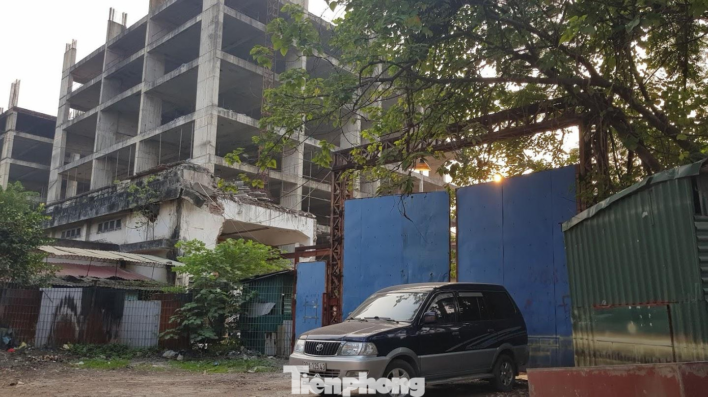 UBND TP Hà Nội giao UBND các quận, huyện, thị xã xử lý hoặc kiến nghị xử lý thu hồi đất đối với các dự án chây ỳ nợ thuế, yếu kém năng lực tài chính, vi phạm pháp luật thuế và pháp luật về đất đai... Ảnh: Dự án tòa nhà chung cư – VPHH tại số 12, ngõ 115 Định Công của Công ty TNHH Định Công, nợ ngân sách nhà nước hơn 159,5 tỷ đồng (đây là khoản nợ khó thu). Dự án này triển khai từ năm 2012 nhưng đến nay vẫn dang dở, bỏ hoang khiến khách hàng mua nhà vỡ mộng.