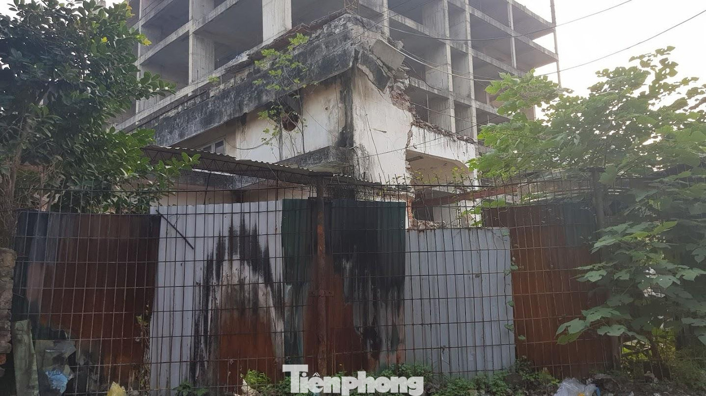 Tại dự án này nhiều khách hàng đang mắc kẹt và bất an khi dự án dừng thi công, bỏ hoang nhiều năm qua.