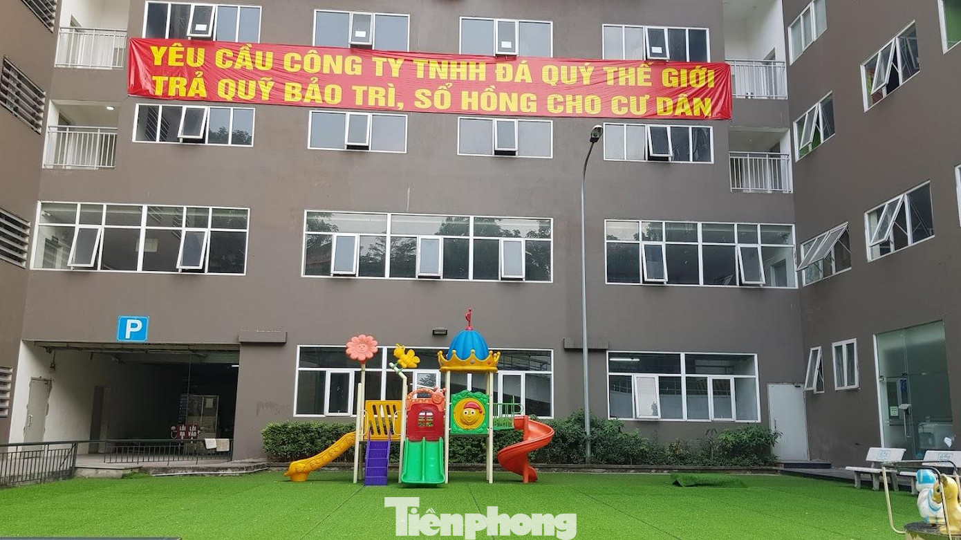 Trước đó, bức xúc vì chủ đầu tư chây ỳ làm sổ hồng, trả quỹ bảo trì cư dân băng rôn tại tòa nhà đòi quyền lợi.
