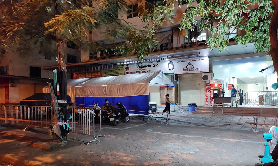 Tối 19/8 lực lượng chức năng phường Hoàng Liệt lập lều dã chiến ngay tại sảnh chung cư HH4C Linh Đàm. Trưa cùng ngày tòa nhà cũng tạm thời phong tỏa do phát hiện thêm nhiều ca mắc COVID-19. Ảnh: Dân Việt. Tối 19/8 lực lượng chức năng phường Hoàng Liệt lập lều dã chiến ngay tại sảnh chung cư HH4C Linh Đàm. Trưa cùng ngày tòa nhà cũng tạm thời phong tỏa do phát hiện thêm nhiều ca mắc COVID-19. Ảnh: Dân Việt.