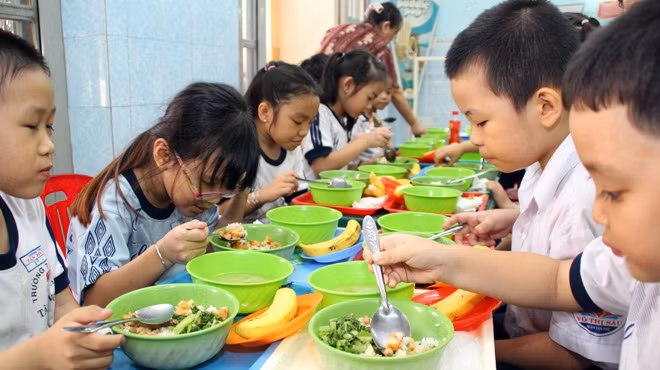 Học sinh một trường tiểu học được đón về ăn trưa tại lớp bán trú vệ tinh cơ sở tin học - ngoại ngữ và bồi dưỡng văn hóa Tân Phú. Ảnh: Như Hùng