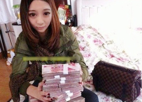 Cô gái chụp ảnh cùng đống tiền. Cô gái chụp ảnh cùng đống tiền