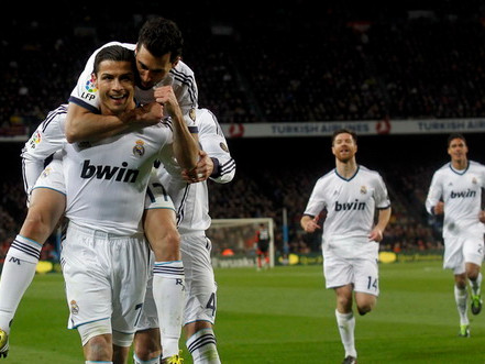 Ronaldo (dưới) lập cú đúp giúp Real Madrid đánh bại Barcelona. Ảnh: Reuters