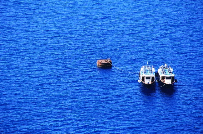 Hai chiếc thuyền nhỏ trên mặt biển xanh