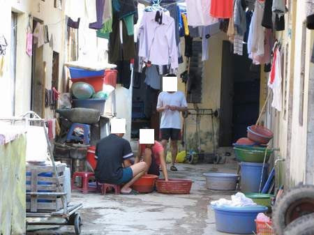 Cảnh nam nữ sinh viên ở lẫn với nhau tại một khu nhà trọ