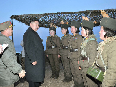 Ông Kim Jong-un thăm các nữ binh sĩ Triều Tiên tham gia tập trận đổ bộ và chống đổ bộ ngày 25/3. Ảnh: KCNA. Ông Kim Jong-un thăm các nữ binh sĩ Triều Tiên tham gia tập trận đổ bộ và chống đổ bộ ngày 25/3. Ảnh: KCNA