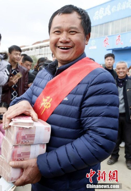 Nông dân hớn hở nhận hàng trăm triệu đồng thưởng Tết ảnh 6