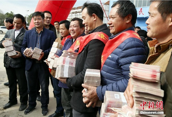 Nông dân hớn hở nhận hàng trăm triệu đồng thưởng Tết ảnh 1