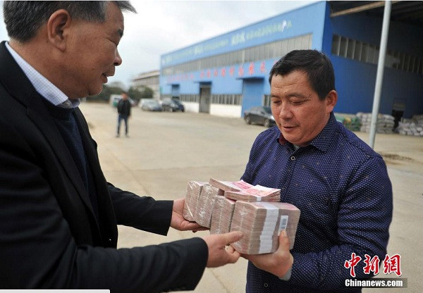 Nông dân hớn hở nhận hàng trăm triệu đồng thưởng Tết ảnh 3