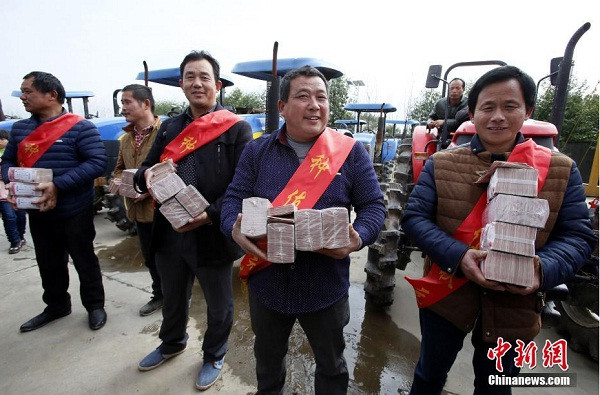 Nông dân hớn hở nhận hàng trăm triệu đồng thưởng Tết ảnh 2