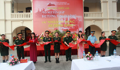 Thượng tướng Ngô Xuân Lịch cắt băng khai mạc triển lãm “Võ Nguyên Giáp – Đại tướng Tổng Tư lệnh” và triển lãm “Khoảnh khắc im tiếng súng”