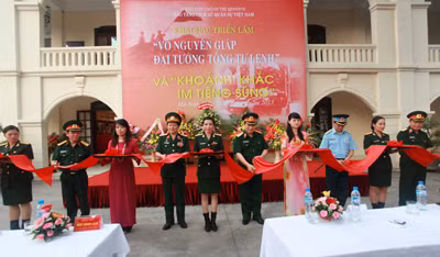 Thượng tướng Ngô Xuân Lịch cắt băng khai mạc triển lãm “Võ Nguyên Giáp – Đại tướng Tổng Tư lệnh” và triển lãm “Khoảnh khắc im tiếng súng”