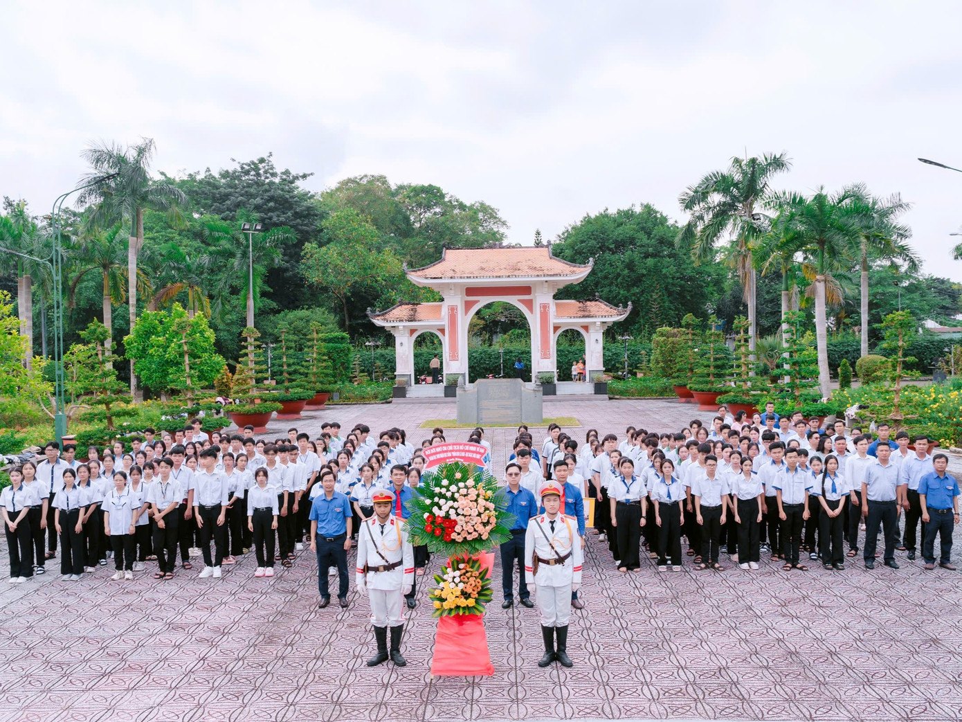 Đoàn dâng hương tại Khu tưởng niệm Chủ tịch Hồ Chí Minh. Đoàn dâng hương tại Khu tưởng niệm Chủ tịch Hồ Chí Minh.