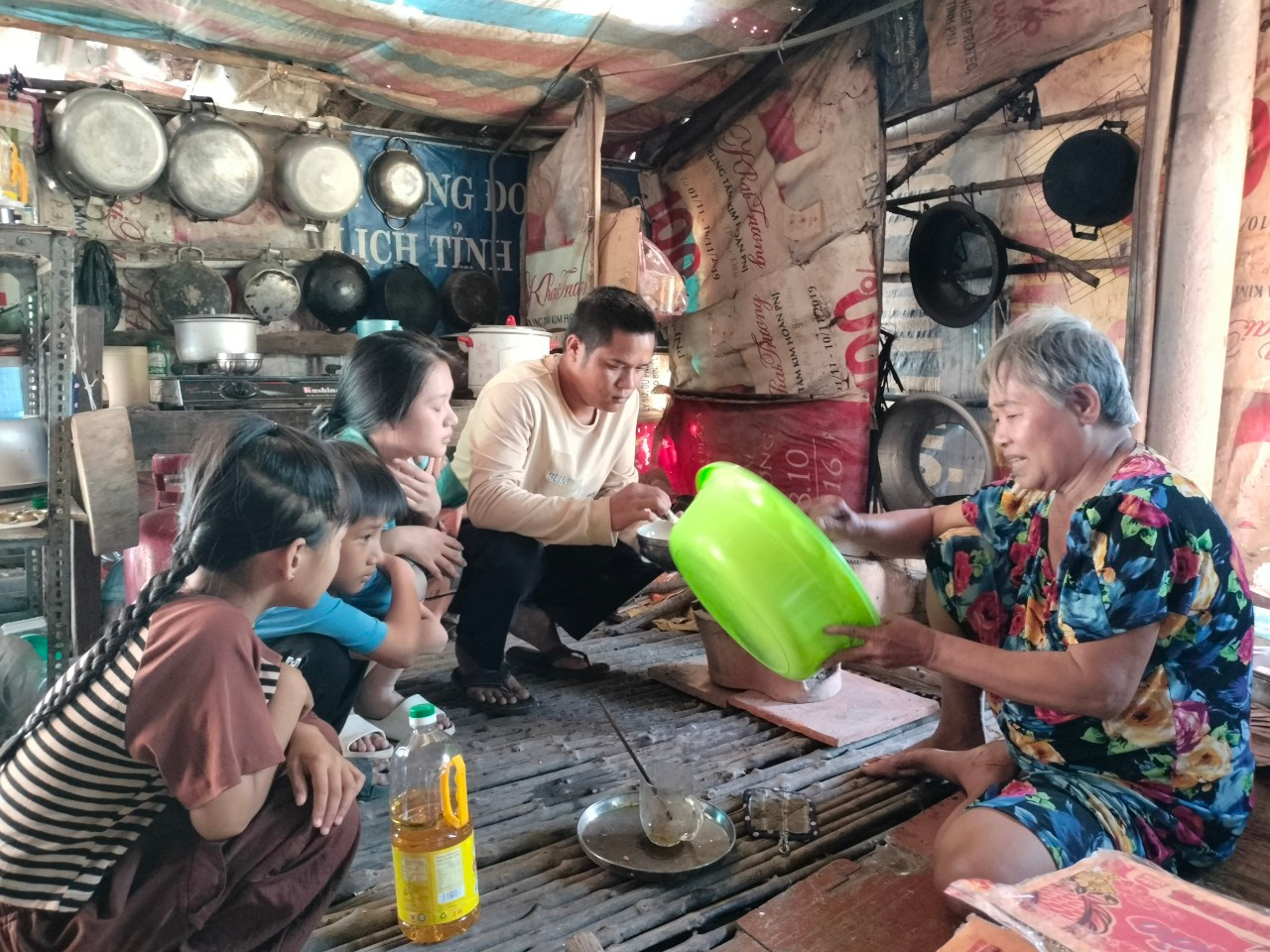 Lỉnh khi còn sống cùng 3 đứa con thơ phụ giúp mẹ già nướng bánh bông lan. Lỉnh khi còn sống cùng 3 đứa con thơ phụ giúp mẹ già nướng bánh bông lan.