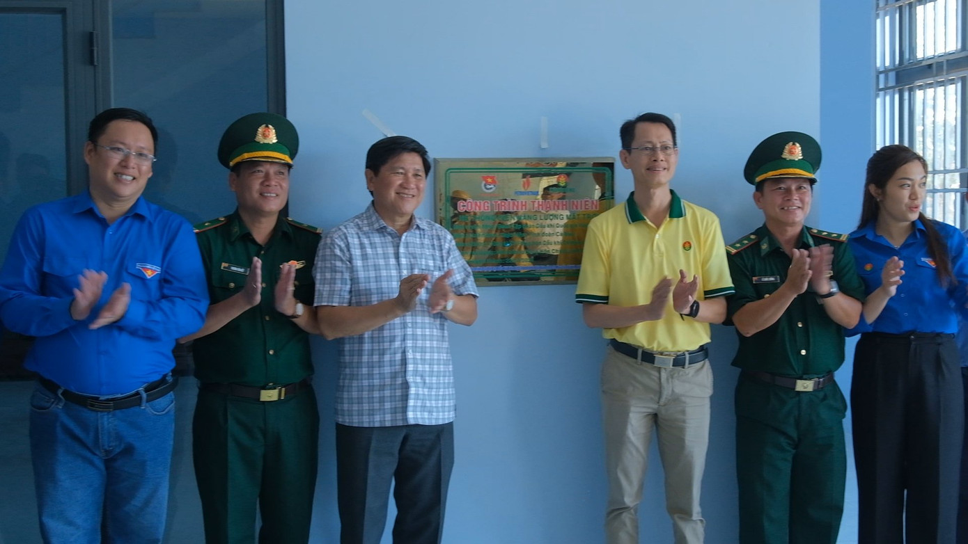 Hành trình “tuổi trẻ Cà Mau vì biển, đảo quê hương” cũng trao tặng quân và dân trên đảo Hòn Chuối hệ thống điện mặt trời tổng trị giá 250 triệu đồng. Hành trình “tuổi trẻ Cà Mau vì biển, đảo quê hương” cũng trao tặng quân và dân trên đảo Hòn Chuối hệ thống điện mặt trời tổng trị giá 250 triệu đồng.