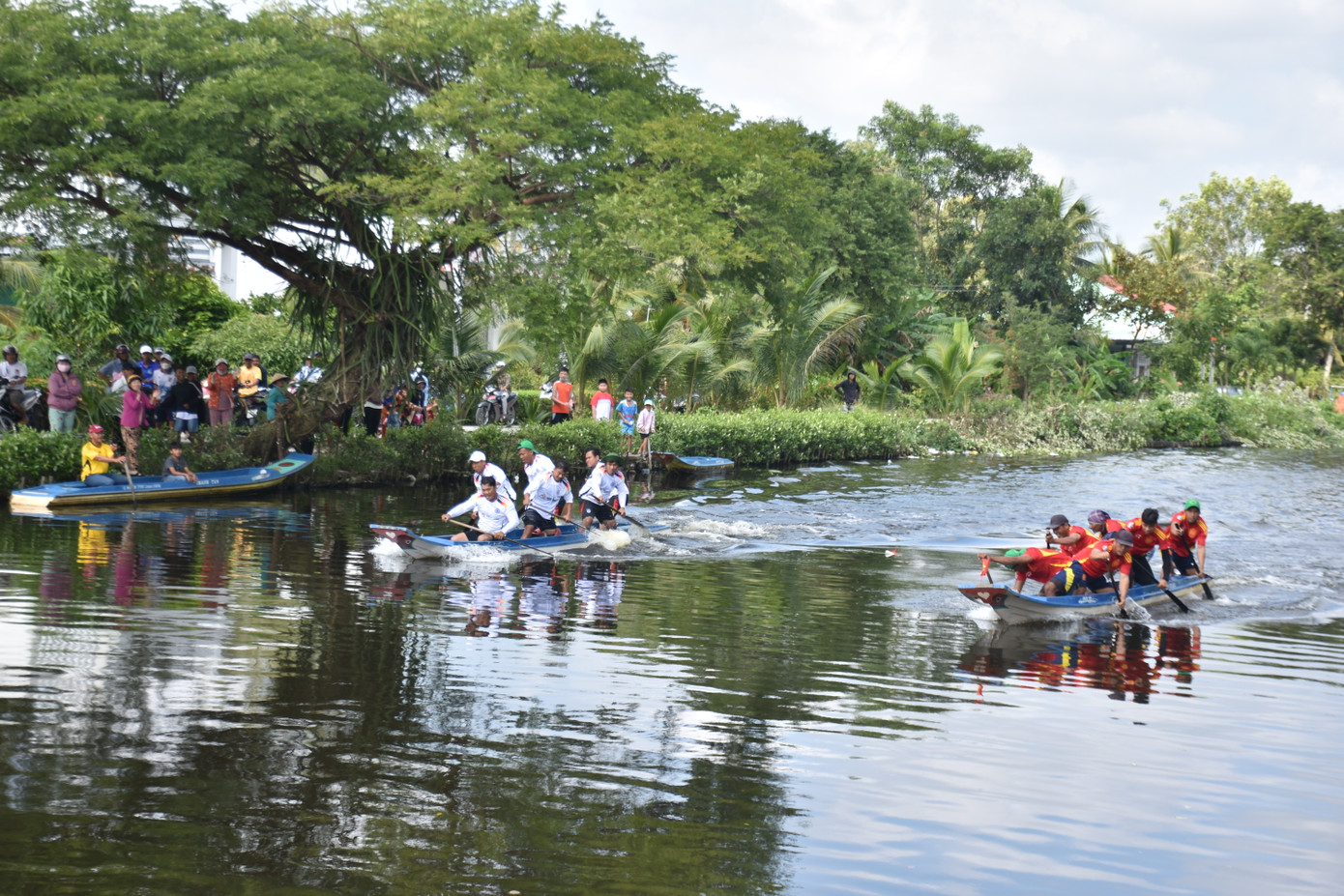 Sáng 17/11, Trung tâm Huấn luyện và thi đấu thể thao tỉnh Cà Mau phối hợp cùng Phòng Văn hoá thể thao huyện Thới Bình (Cà Mai) tổ chức giải bơi vỏ lãi vùng đồng bào dân tộc thiểu số chào mừng Ngày hội Đại đoàn kết toàn dân tộc. Sáng 17/11, Trung tâm Huấn luyện và thi đấu thể thao tỉnh Cà Mau phối hợp cùng Phòng Văn hoá thể thao huyện Thới Bình (Cà Mai) tổ chức giải bơi vỏ lãi vùng đồng bào dân tộc thiểu số chào mừng Ngày hội Đại đoàn kết toàn dân tộc.