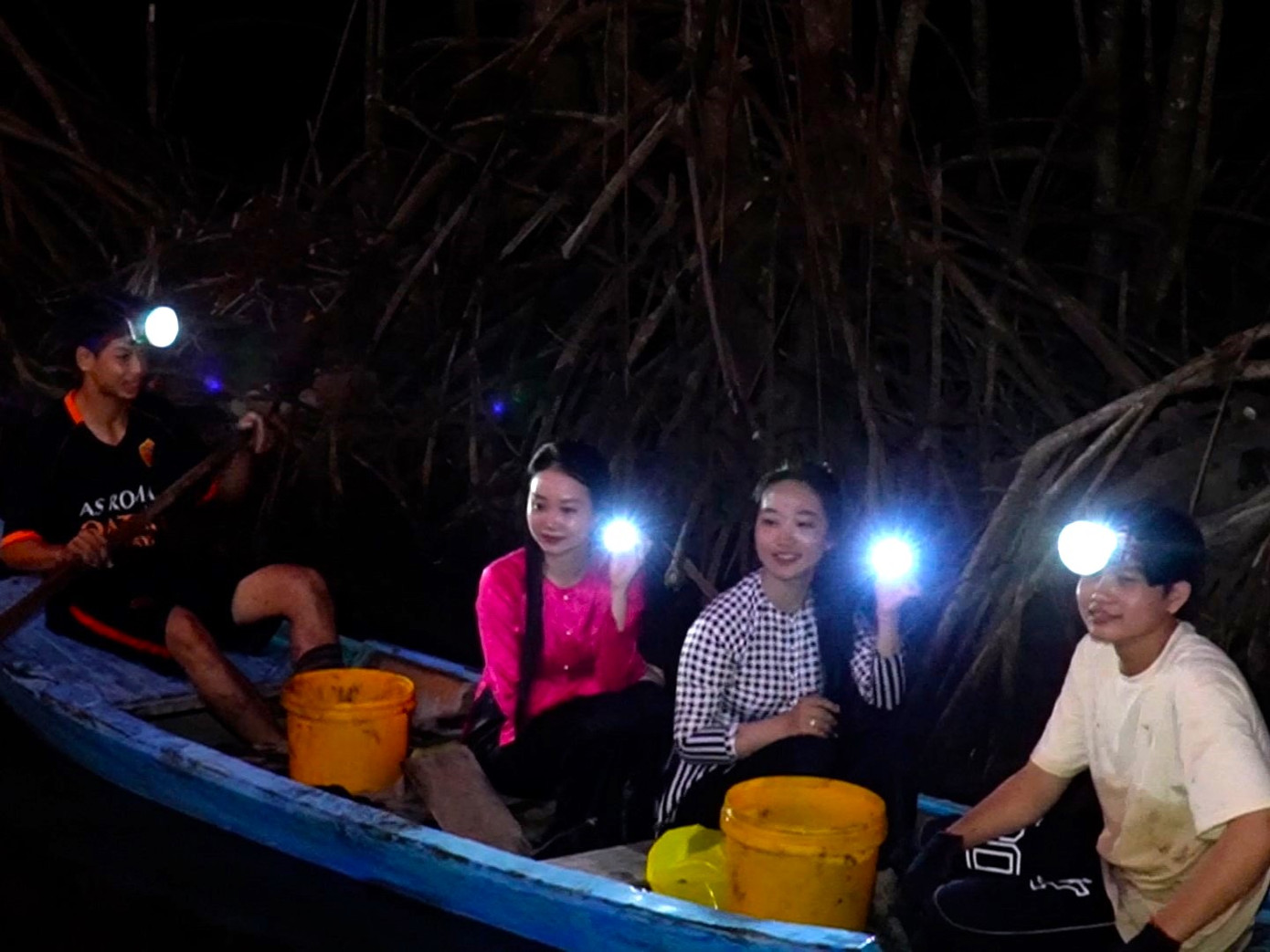 Du khách Nguyễn Ý Như chia sẻ thêm: “Lần đầu trong đời trải nghiệm rọi đèn đêm bắt ba khía rất khó tả. Con ba khía rất nhạy, không có kinh nghiệm cũng rất khó bắt, nghe tiếng động mạnh lập tức chúng trốn về hang".