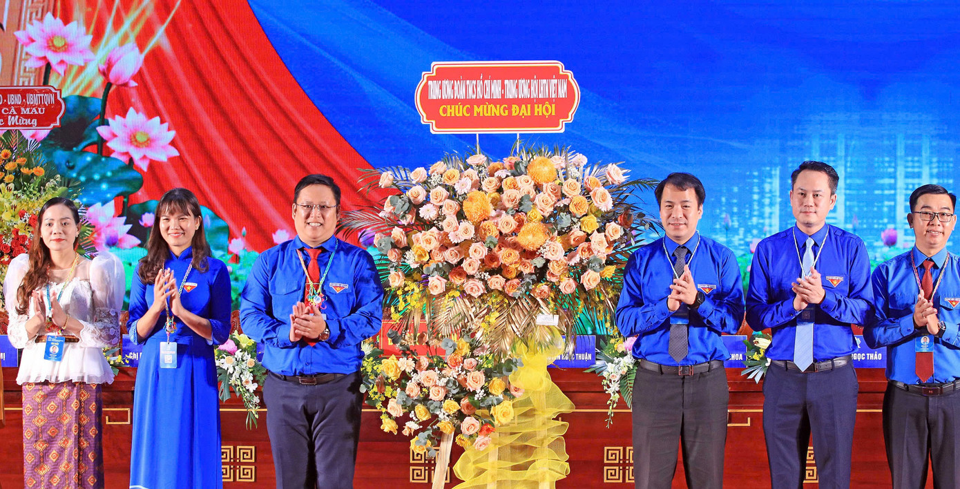 T.Ư Đoàn TNCS Hồ Chí Minh tặng hoa chúc mừng đại hội.