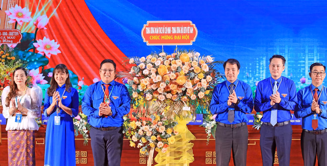 T.Ư Đoàn TNCS Hồ Chí Minh tặng hoa chúc mừng đại hội. T.Ư Đoàn TNCS Hồ Chí Minh tặng hoa chúc mừng đại hội.