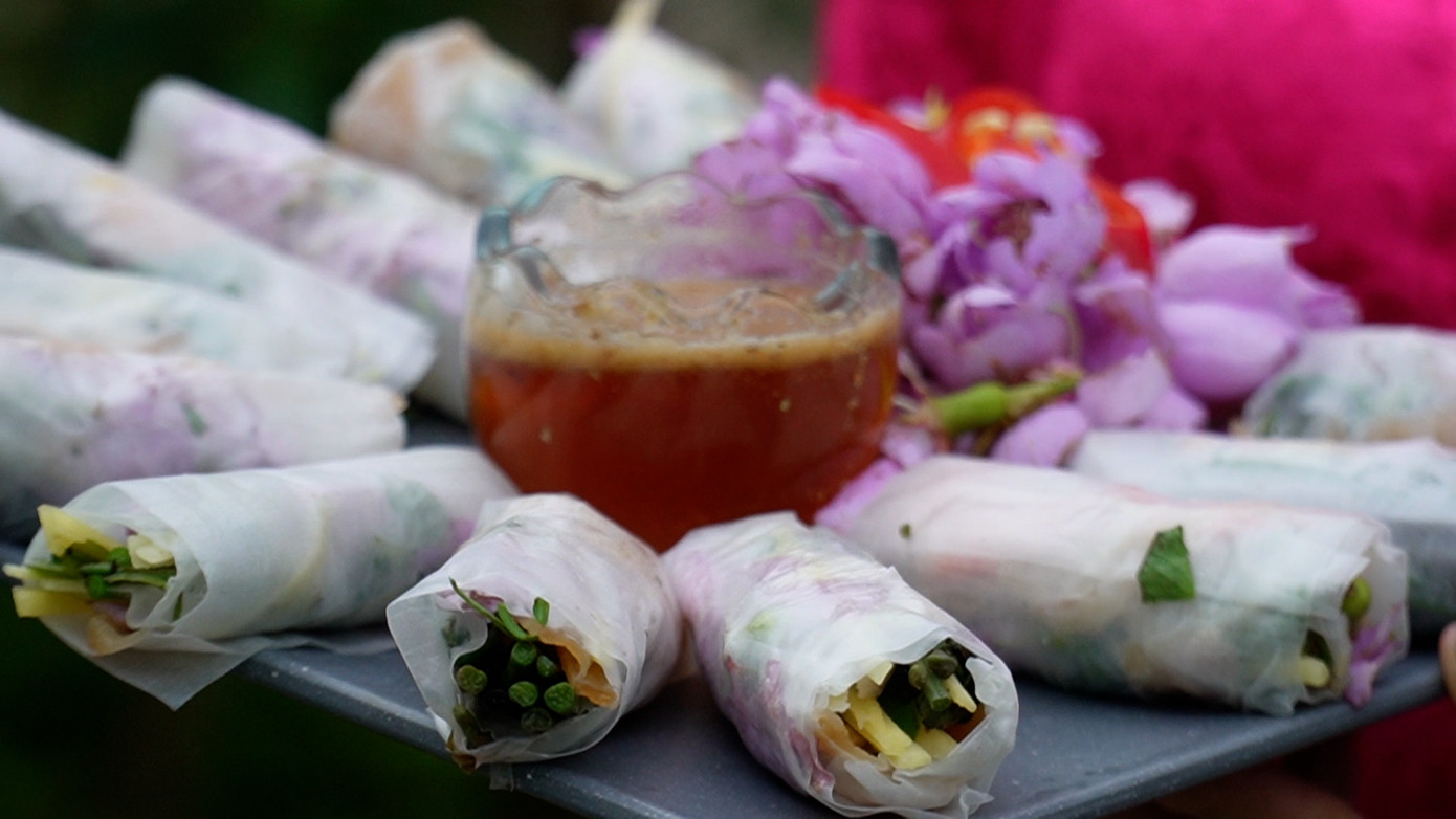 Anh Ngô Huỳnh Đảm, thực khách ở TP. Cà Mau chia sẻ: “Khi mình ăn gỏi cuốn hoa mua có độ dai của bánh phồng tôm, vị chát nhẹ của hoa mua, chua nhẹ của xoài, mát của rau sống, rau thơm tạo nên vị khác lạ. Đặc biệt, nước chấm có kết hợp giữa hoa, trái mua và mật ong, đậu phộng, rất lạ miệng”. Anh Ngô Huỳnh Đảm, thực khách ở TP. Cà Mau chia sẻ: “Khi mình ăn gỏi cuốn hoa mua có độ dai của bánh phồng tôm, vị chát nhẹ của hoa mua, chua nhẹ của xoài, mát của rau sống, rau thơm tạo nên vị khác lạ. Đặc biệt, nước chấm có kết hợp giữa hoa, trái mua và mật ong, đậu phộng, rất lạ miệng”.