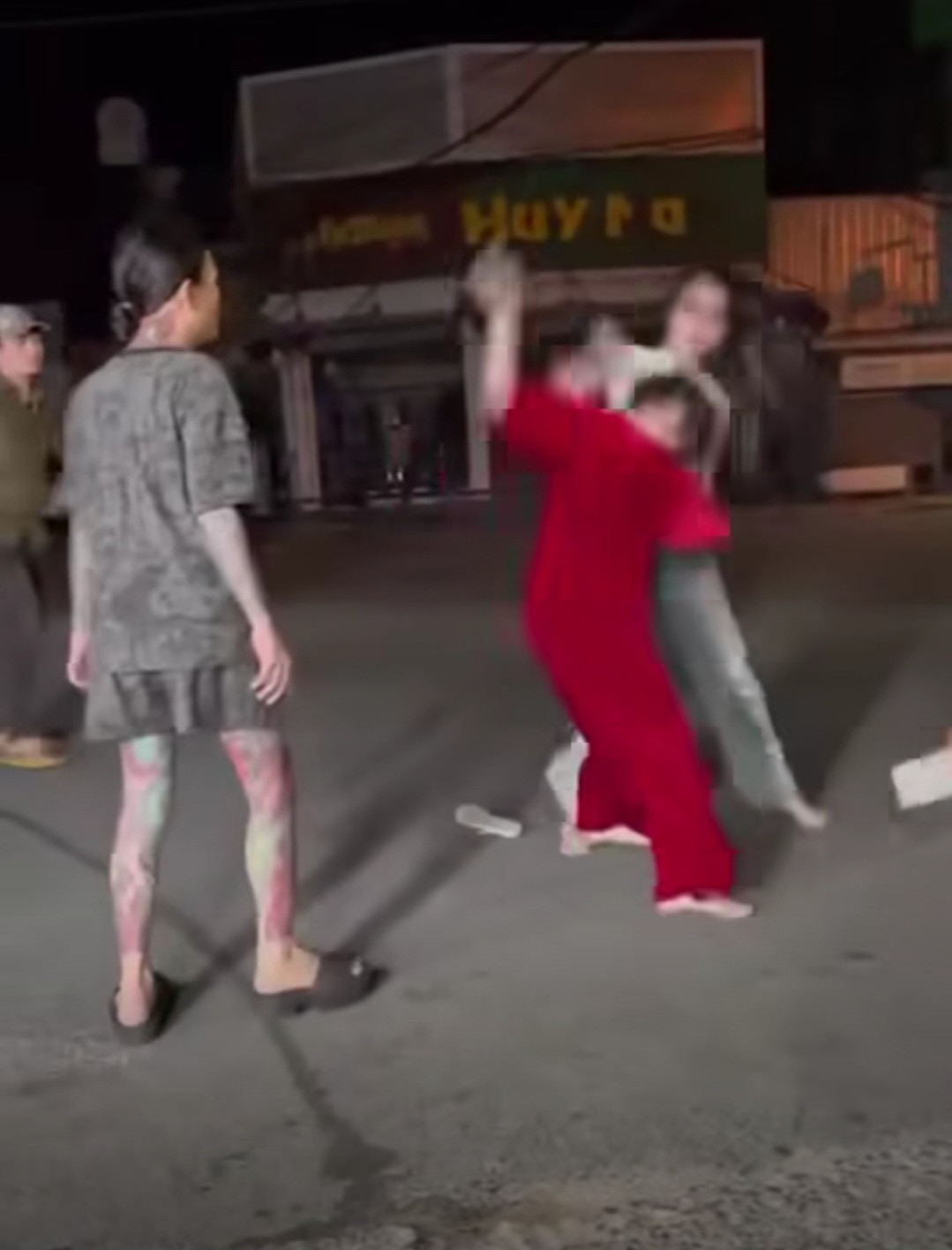 Đoạn clip ghi lại cảnh 2 người phụ nữ đánh nhau lan truyền trên mạng xã hội. Đoạn clip ghi lại cảnh 2 người phụ nữ đánh nhau lan truyền trên mạng xã hội.