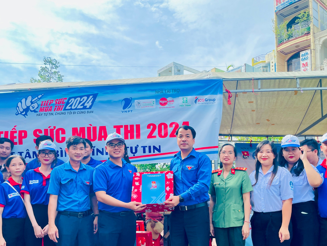 Anh Ngô Văn Cương - Bí thư T.Ư Đoàn TNCS Hồ Chí Minh làm trưởng đoàn đến thăm và tặng quà cho đội hình “tiếp sức mùa thi” tại điểm thi 02 - Trường THPT Hồ Thị Kỷ (TP. Cà Mau). Anh Ngô Văn Cương - Bí thư T.Ư Đoàn TNCS Hồ Chí Minh làm trưởng đoàn đến thăm và tặng quà cho đội hình “tiếp sức mùa thi” tại điểm thi 02 - Trường THPT Hồ Thị Kỷ (TP. Cà Mau).