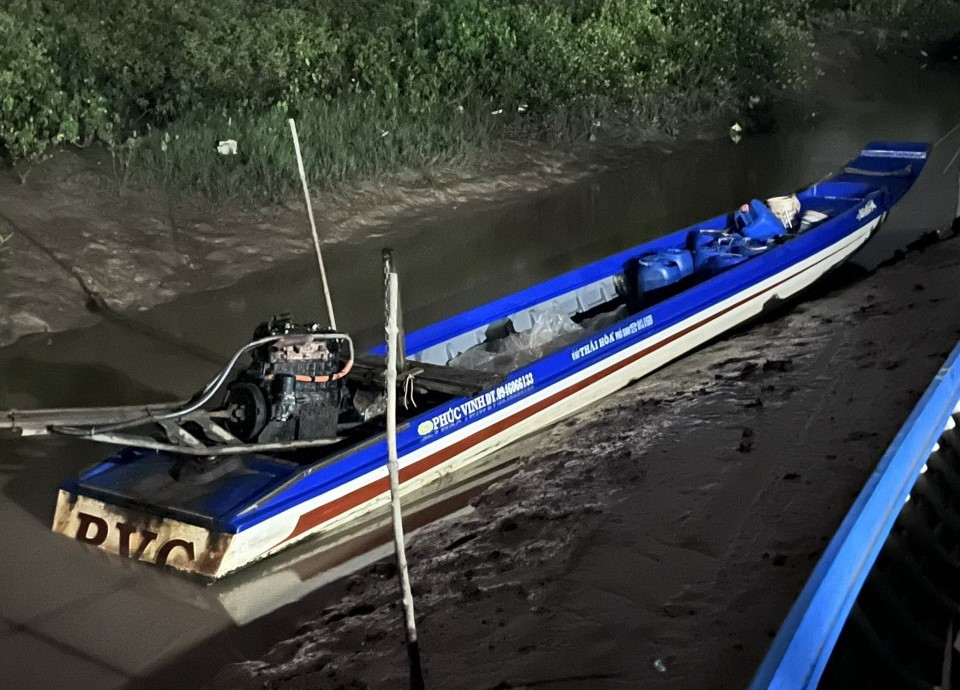 Vỏ lãi - phương tiện ra biển đi bắt ốc, nghêu. Vỏ lãi - phương tiện ra biển đi bắt ốc, nghêu.
