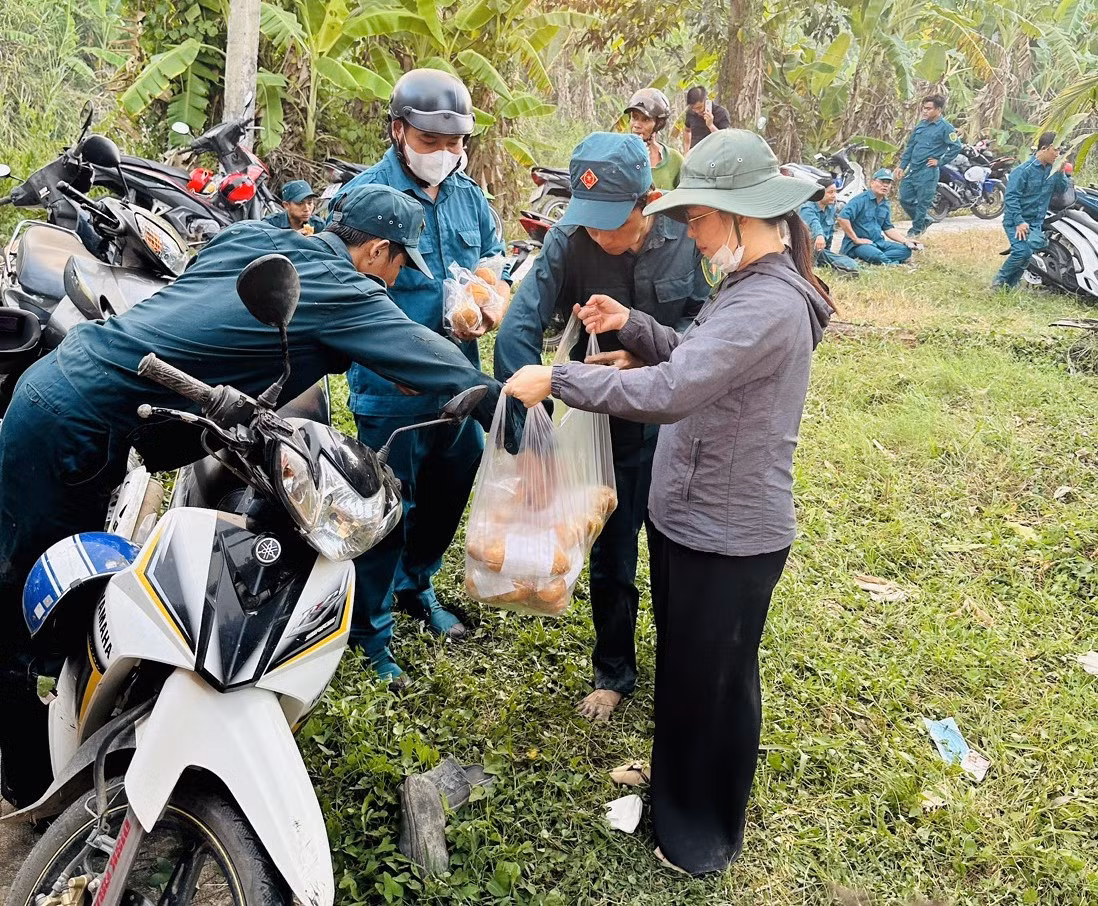 Chị em phụ nữ huyện Trần Văn Thời mang thức ăn, nước uống hỗ trợ lực lượng đang tham gia chữa cháy. Chị em phụ nữ huyện Trần Văn Thời mang thức ăn, nước uống hỗ trợ lực lượng đang tham gia chữa cháy.