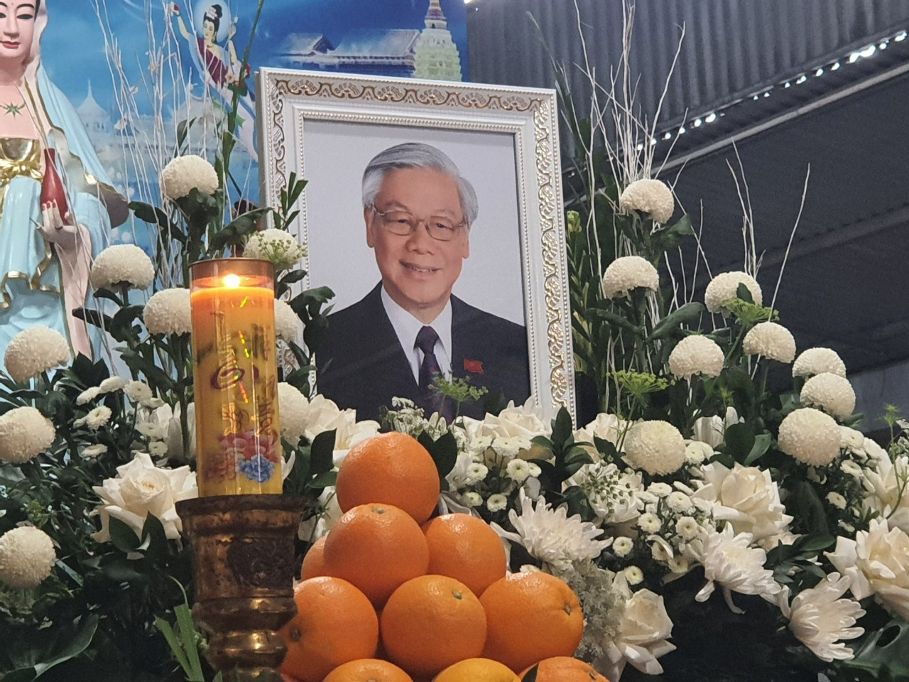 Hương án thờ Tổng Bí thư Nguyễn Phú Trọng được yên vị tại chánh điện của chùa cho đến khi lễ Quốc tang kết thúc.