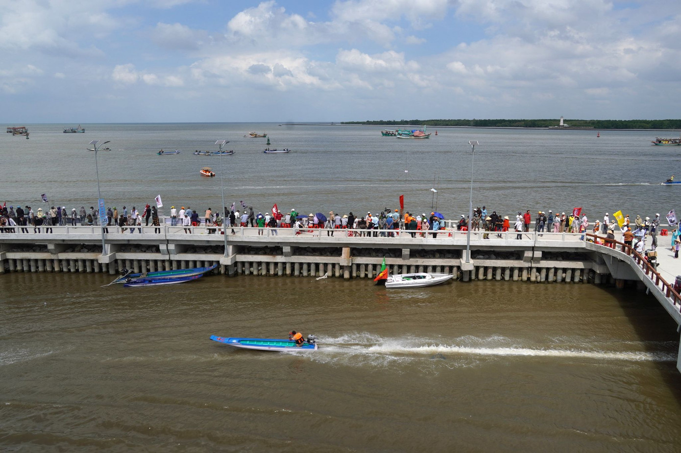 Ngày hội đua vỏ lãi năm nay có 59 vận động viên đến từ các tỉnh, thành phố ĐBSCL và các đội đua đến từ các huyện, thành phố trên địa bàn tỉnh Cà Mau. Ngày hội đua vỏ lãi năm nay có 59 vận động viên đến từ các tỉnh, thành phố ĐBSCL và các đội đua đến từ các huyện, thành phố trên địa bàn tỉnh Cà Mau.