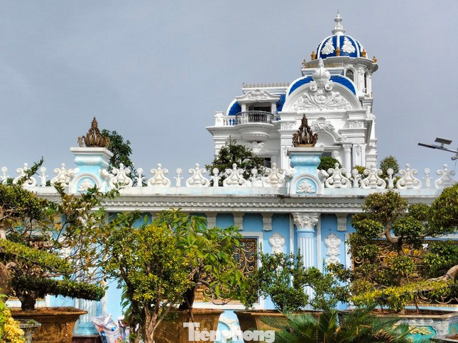 UBND TP. Cà Mau mới đây ra quyết định phá dỡ phần xây dựng không phép trên đất nông nghiệp với "tòa nhà đẹp nhất Cà Mau", sau 15 ngày chủ nhà không thực hiện chính quyền sẽ tổ chức cưỡng chế. UBND TP. Cà Mau mới đây ra quyết định phá dỡ phần xây dựng không phép trên đất nông nghiệp với "tòa nhà đẹp nhất Cà Mau", sau 15 ngày chủ nhà không thực hiện chính quyền sẽ tổ chức cưỡng chế.