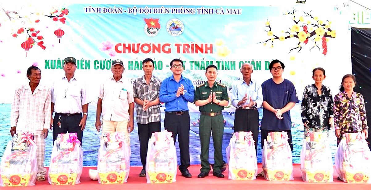 Ban tổ chức trao quà cho bà con có hoàn cảnh khó khăn trên địa bàn các xã, thị trấn ven biển huyện Trần Văn Thời.