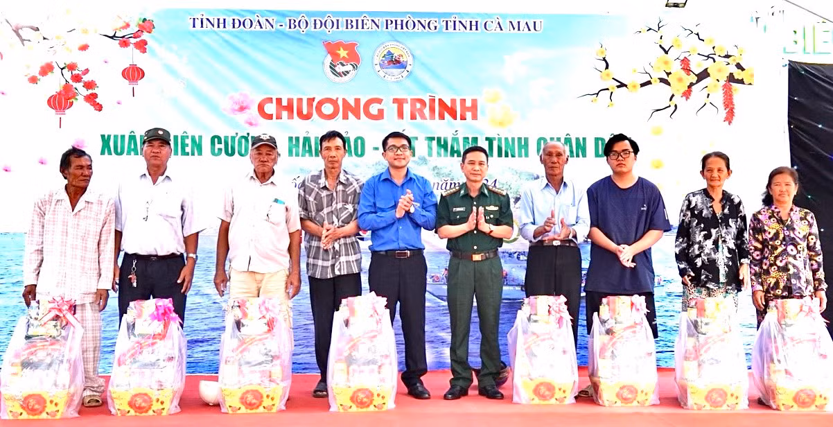 Ban tổ chức trao quà cho bà con có hoàn cảnh khó khăn trên địa bàn các xã, thị trấn ven biển huyện Trần Văn Thời. Ban tổ chức trao quà cho bà con có hoàn cảnh khó khăn trên địa bàn các xã, thị trấn ven biển huyện Trần Văn Thời.