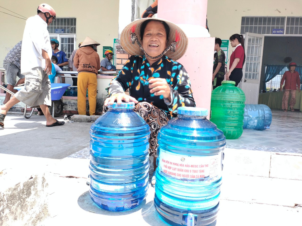 Người dân xã Biển Bạch, huyện Thới Bình phấn khởi khi được hỗ trợ nước sạch trong mùa khô hạn.