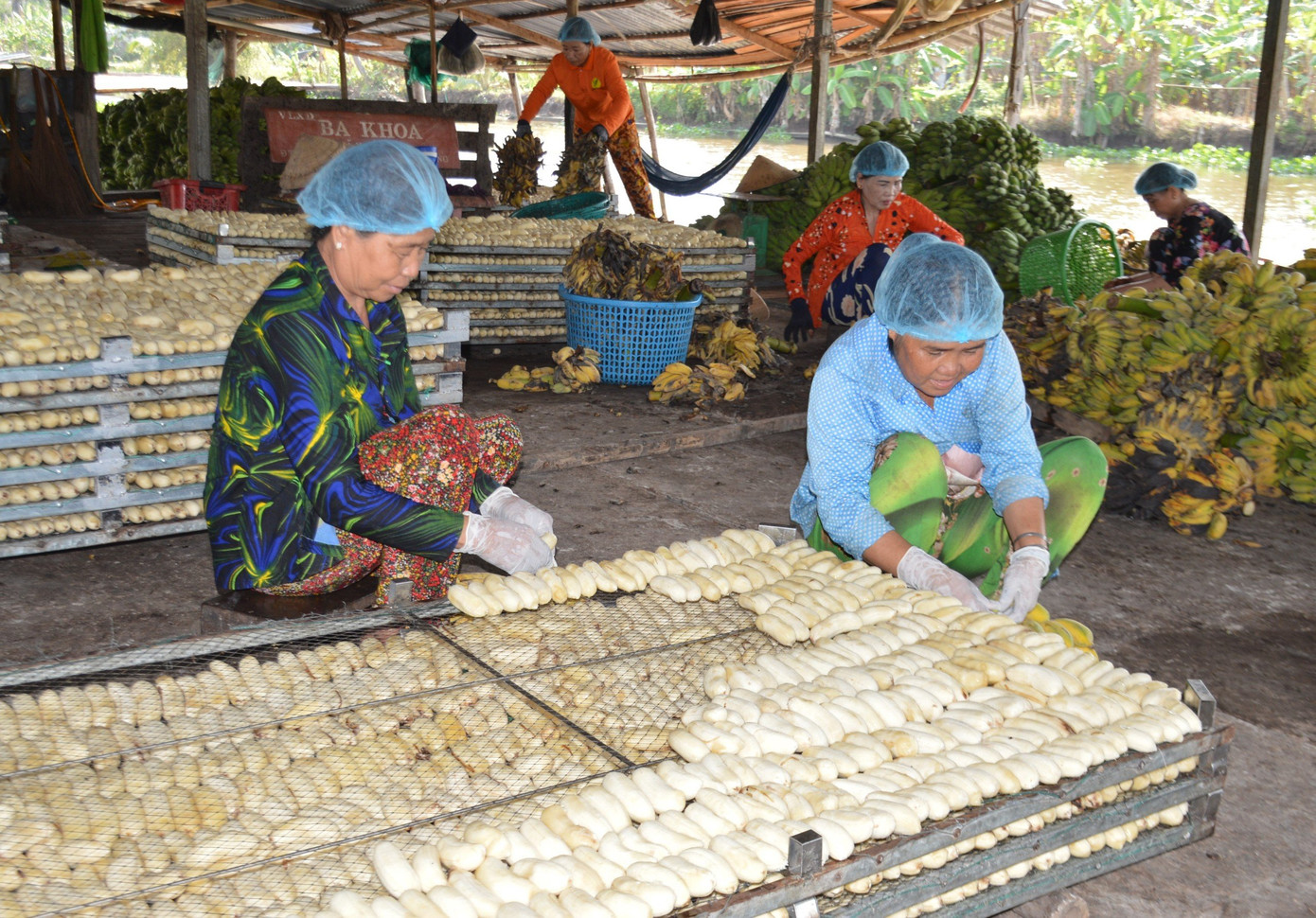 Bà con làm nghề quanh năm nhưng dịp cuối năm là thời điểm hàng hóa cung ứng ra thị trường nhiều nhất.