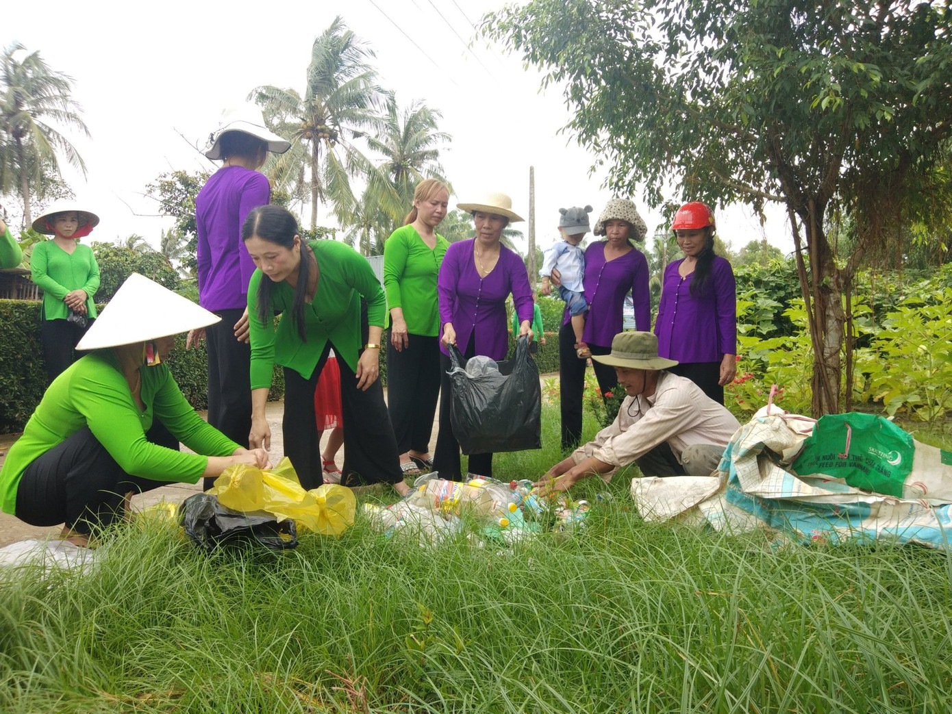 Cán bộ, hội viên phụ nữ thu gom rác thải tái chế (phế liệu) bán để tiết kiệm tiền.