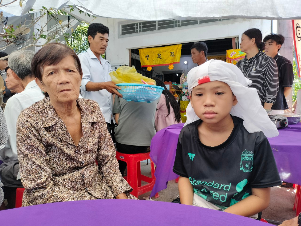 Tương lai 2 bà cháu mờ mịt ở phía trước nếu không có sự chung tay của cộng đồng. Tương lai 2 bà cháu mờ mịt ở phía trước nếu không có sự chung tay của cộng đồng.