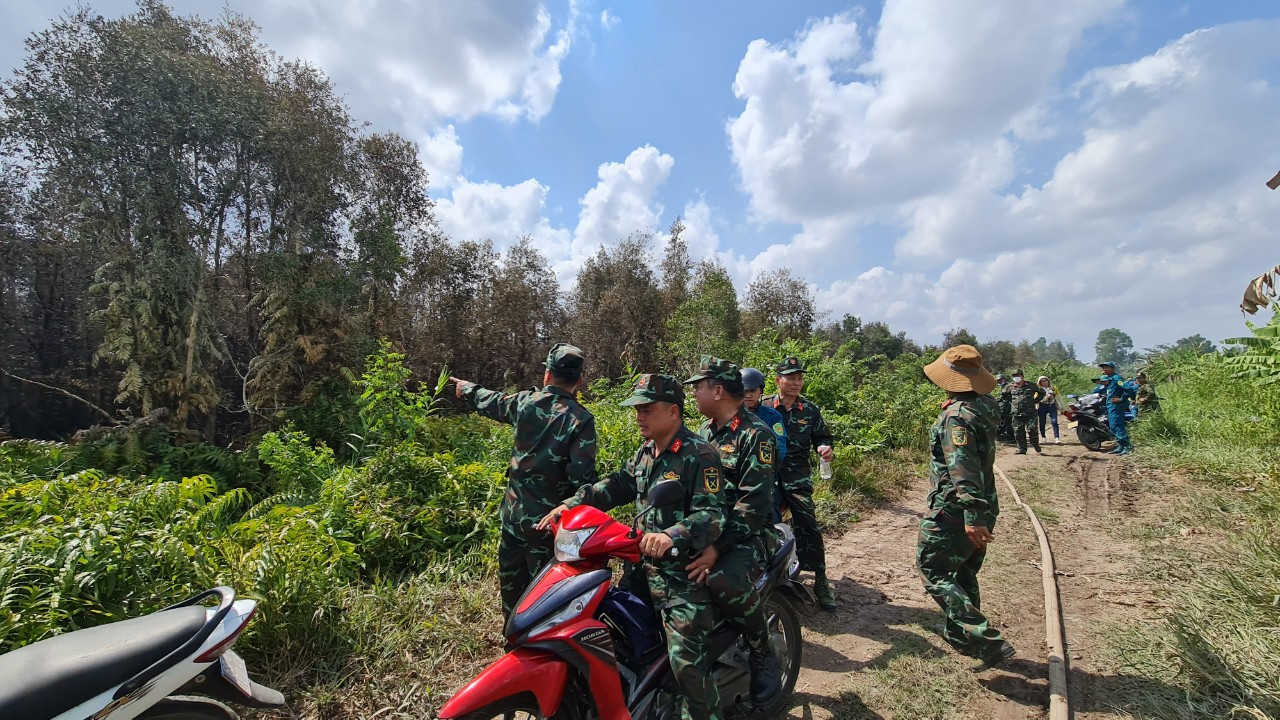 Lực lượng chữa cháy đang cố gắng dập tắt triệt để đám cháy.