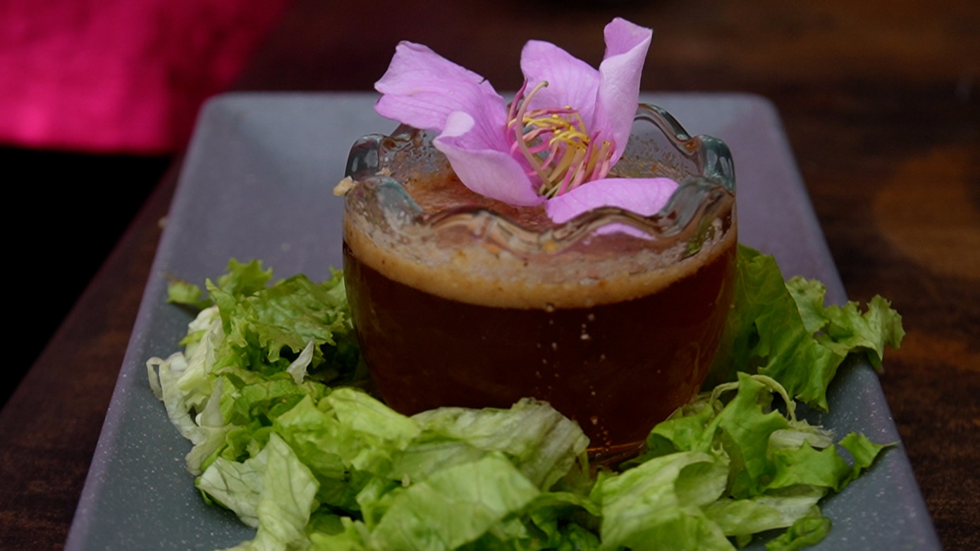 Món nước chấm được làm từ trái hoa mua lên men kết hợp với mật ong rừng. Tất cả tạo cho người ăn một cảm giác thơm ngon khó tả. Món nước chấm được làm từ trái hoa mua lên men kết hợp với mật ong rừng. Tất cả tạo cho người ăn một cảm giác thơm ngon khó tả.