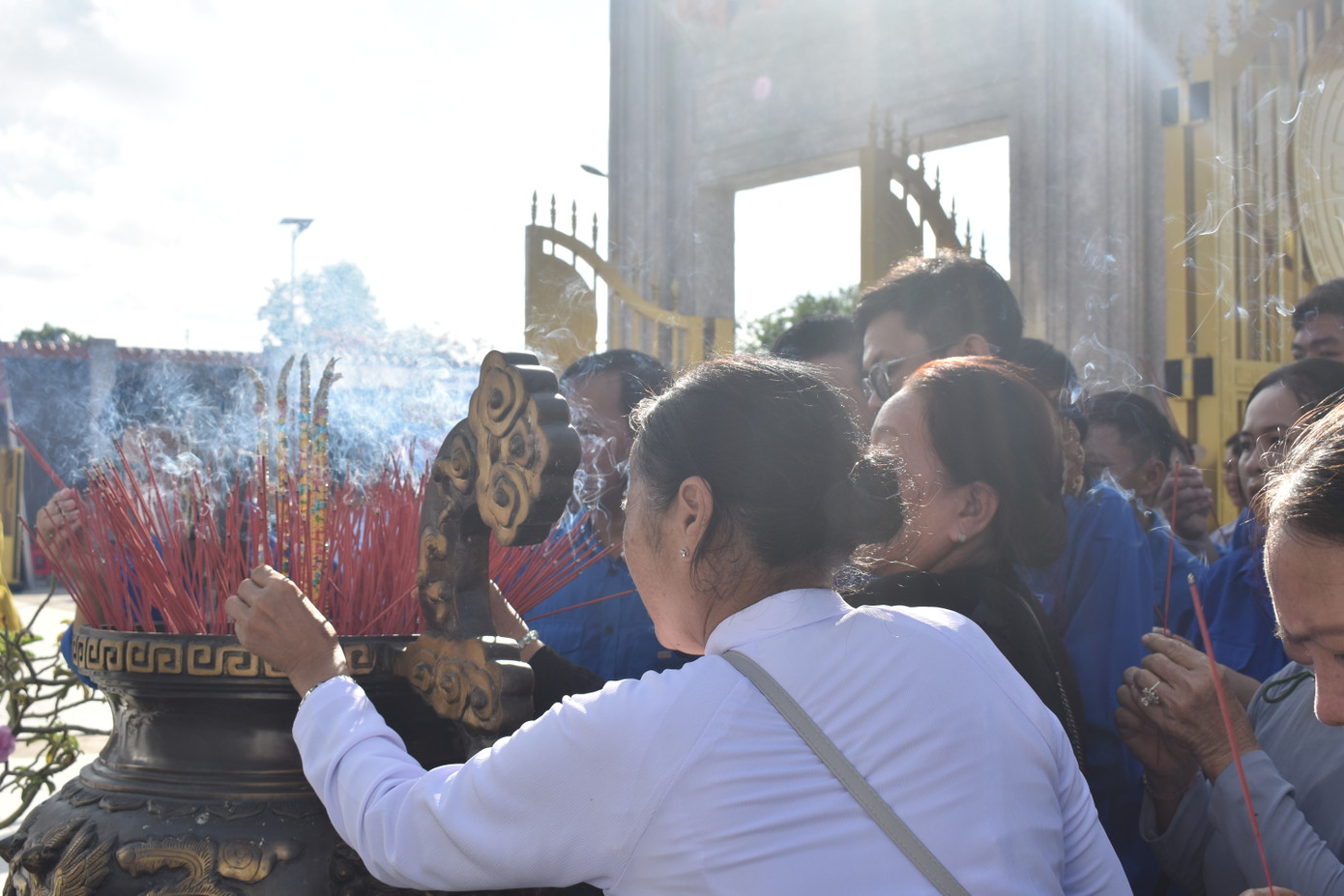 Người dân thành kính dâng hương tại Đền thờ Vua Hùng. Người dân thành kính dâng hương tại Đền thờ Vua Hùng.