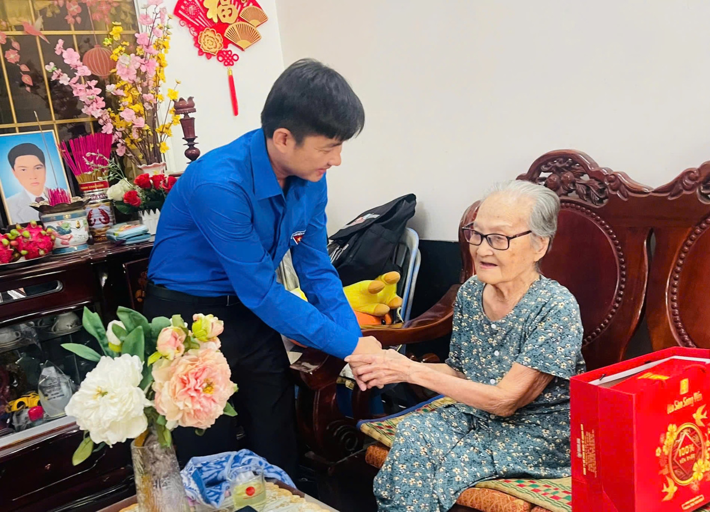 Thăm hỏi, tặng quà, hỗ trợ, tri ân các mẹ Việt Nam Anh hùng, gia đình liệt sỹ, thương binh, bệnh binh, người có công với cách mạng.