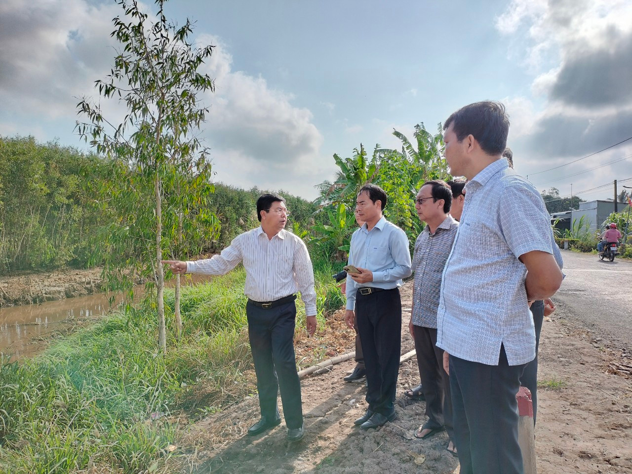 Bí thư Tỉnh ủy Cà Mau - Nguyễn Tiến Hải khảo sát tuyến đường Tắc Thủ - Vàm Đá Đạc.
