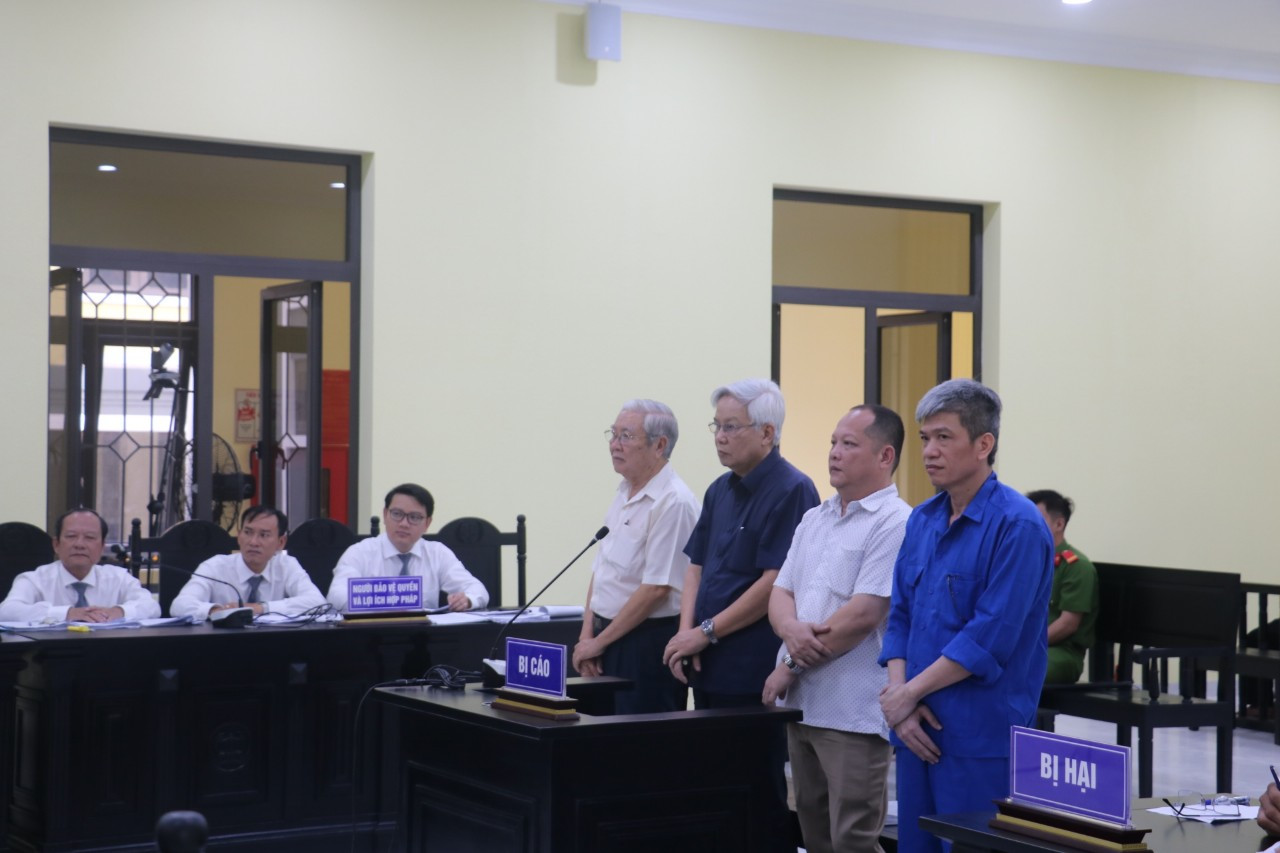 Các bị cáo tại phiên toà sơ thẩm. Các bị cáo tại phiên toà sơ thẩm.