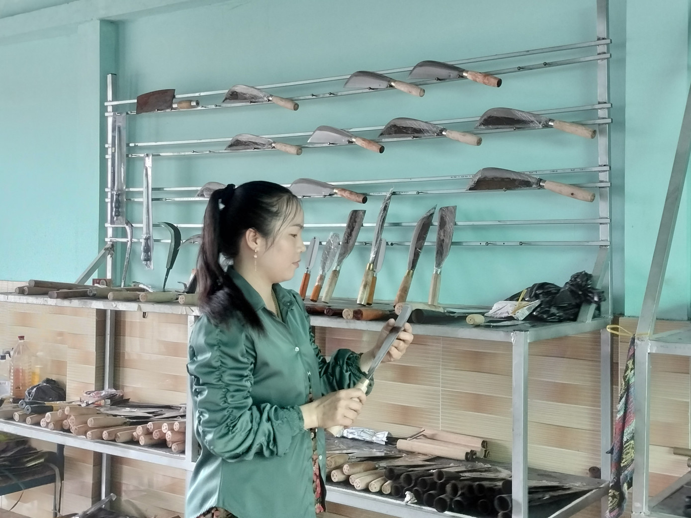 “Thời gian tới, địa phương có định hướng vận động bà con làm sản phẩm OCop, thành lập hợp tác xã để quảng bá thương hiệu dao Ngan Dừa. Xã cũng quảng bá các thương hiệu thông qua các kênh tiktok, zalo,… và quảng bá gắn với các tour du lịch nghề truyền thống”, ông Thuận chia sẻ.