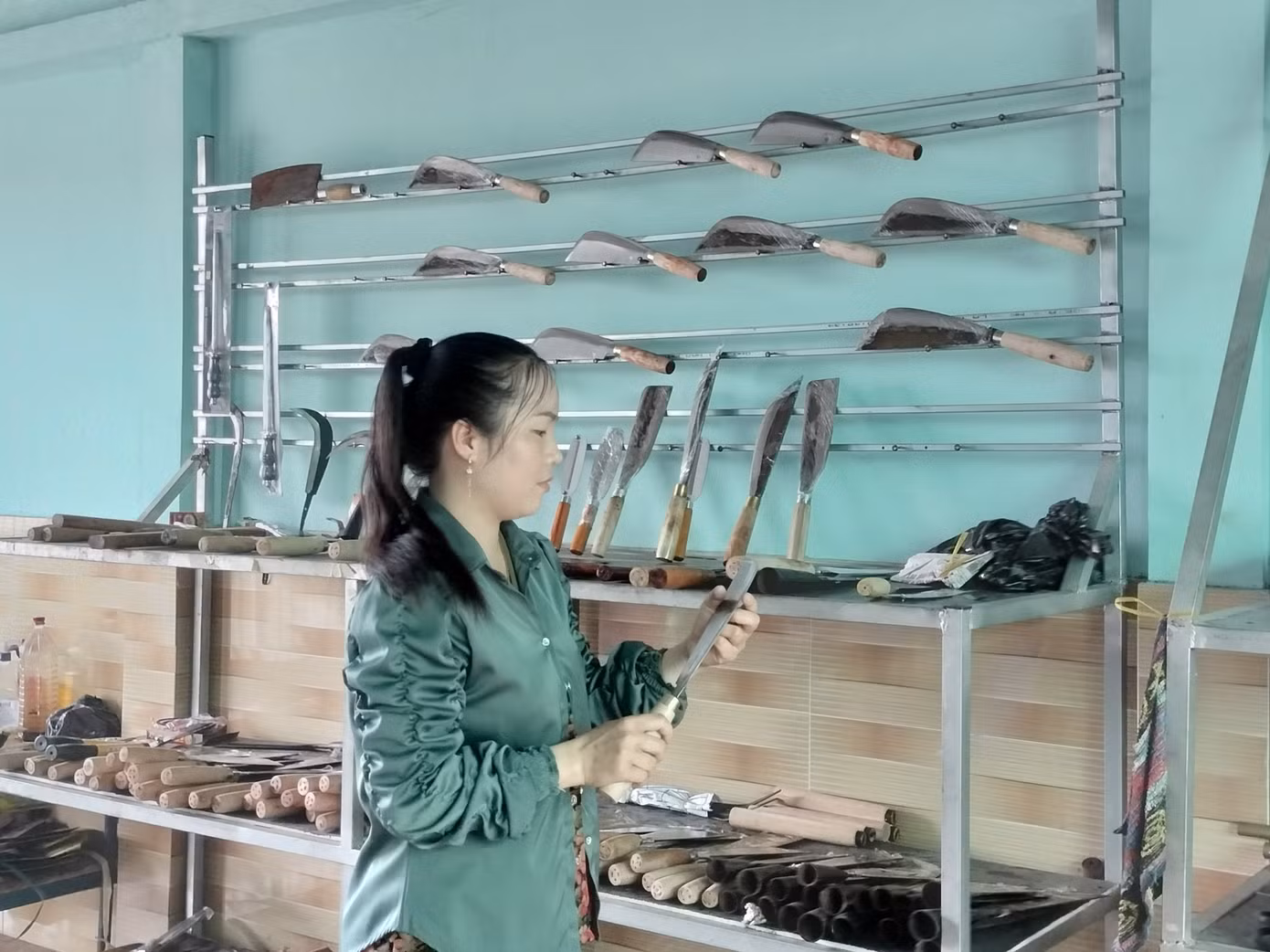 “Thời gian tới, địa phương có định hướng vận động bà con làm sản phẩm OCop, thành lập hợp tác xã để quảng bá thương hiệu dao Ngan Dừa. Xã cũng quảng bá các thương hiệu thông qua các kênh tiktok, zalo,… và quảng bá gắn với các tour du lịch nghề truyền thống”, ông Thuận chia sẻ. “Thời gian tới, địa phương có định hướng vận động bà con làm sản phẩm OCop, thành lập hợp tác xã để quảng bá thương hiệu dao Ngan Dừa. Xã cũng quảng bá các thương hiệu thông qua các kênh tiktok, zalo,… và quảng bá gắn với các tour du lịch nghề truyền thống”, ông Thuận chia sẻ.