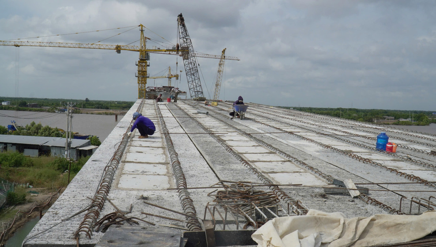 Trên công trường nhiều thiết bị, máy móc, vật liệu đang được nhà thầu huy động để đẩy nhanh tiến độ.